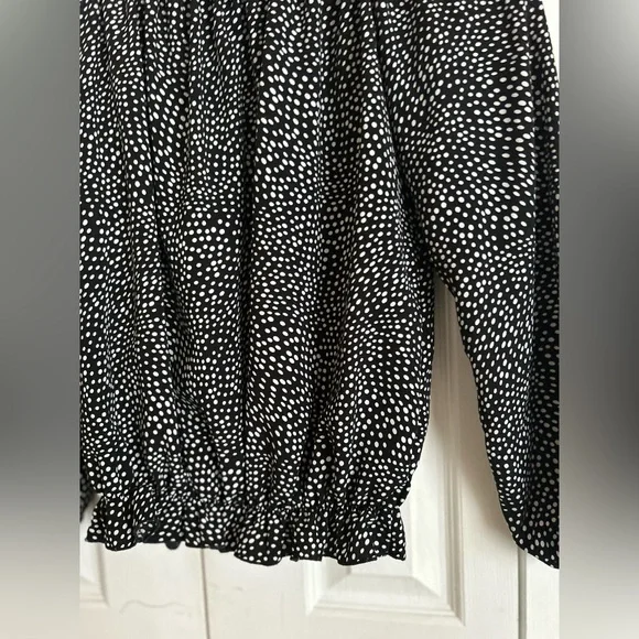 ❤️ 3/$15❤️ Frankie & Missy blouson top - Picture 4 of 11